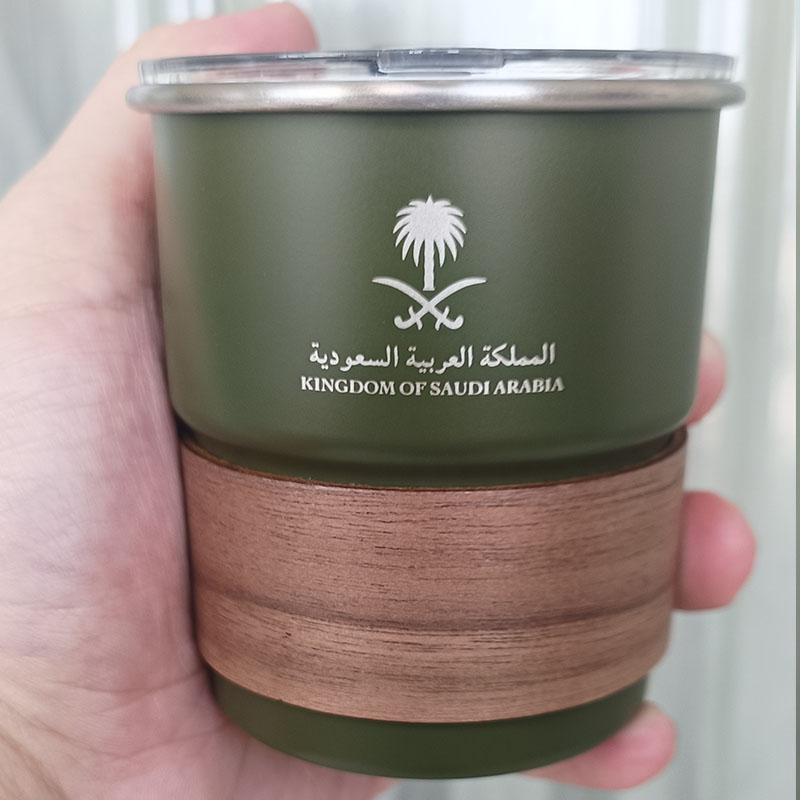 Coffee Tea Name - โลโก้ตราสัญลักษณ์แห่งชาติซาอุดีอาระเบีย แก้วเบียร์สแตนเลสใหม่พร้อมฝาไม้ 300 มล. แก้วกาแฟสำหรับตั้งแคมป์กลางแจ้ง ของขวัญ